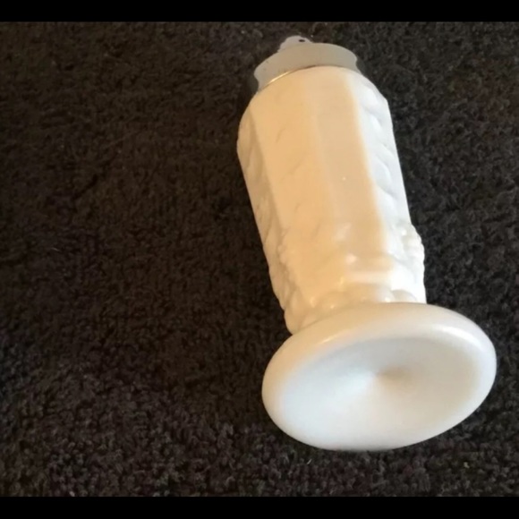 WESTMORELAND White Milk Glass Salt/Pepper shakers - Picture 6 of 7